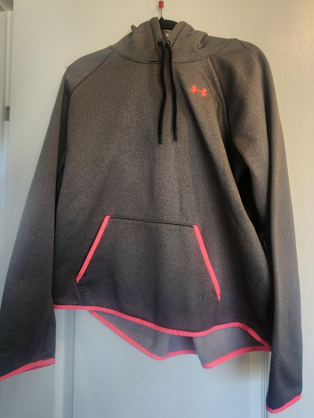 Under Armour Women's Charcoal Gray Pullover Hoodie with Pink Accents XL Euc